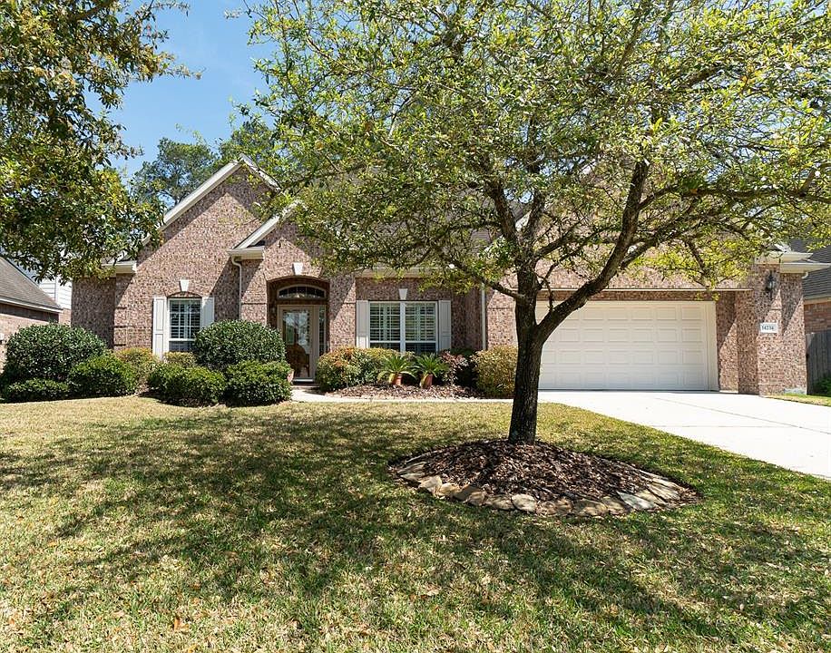 Charming 1-story home located on a waterfront lot in the wooded lake community of Northlake Forest!