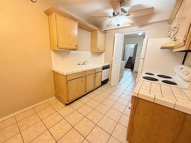 401 E Locust St — Photo 2