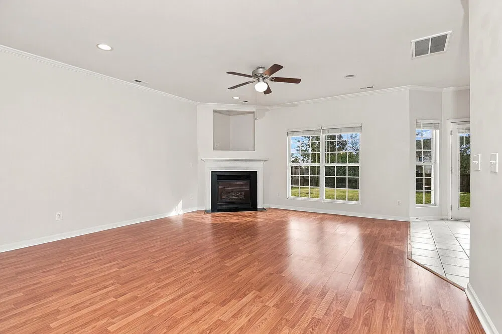3 bed, 2.5 bath, 2024 sqft, $2,180 — Photo 4