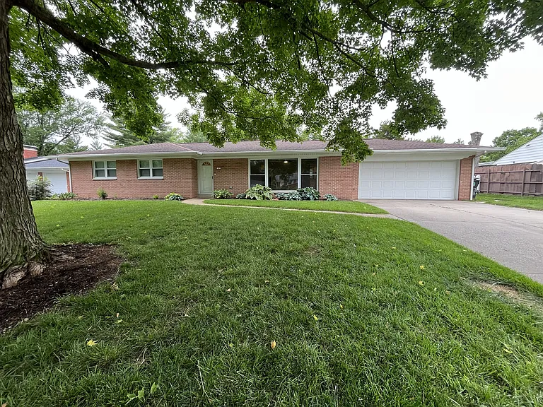 47 Carnation Dr — Photo 2