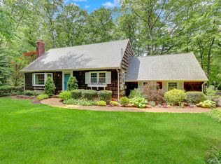 16 Maplewood Dr, Northport, NY 11768