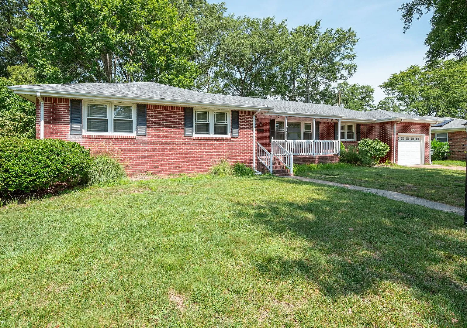 3BR/2BA in Camellia Acres with rear sunroom and Hardwood Floors and a Garage! — Photo 2