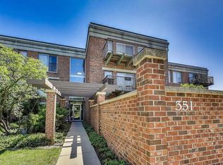 351 Kelburn Rd APT 112, Deerfield, IL 60015