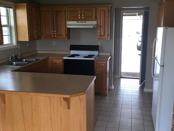 Country kitchen, oak cabs and pantry