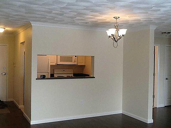 4th image of 752 Quaker Ln APT 201
