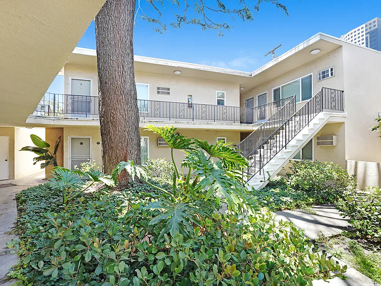 109 N Screenland Dr #E — Photo 3