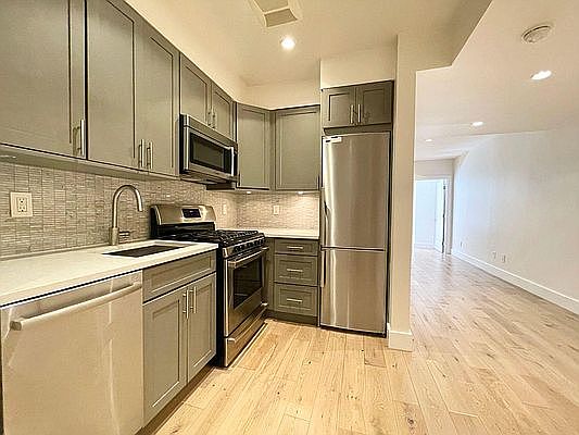 3rd image of 361 E 50th St #22A