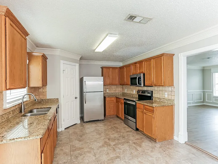 7027 Glenshire Dr — Photo 5