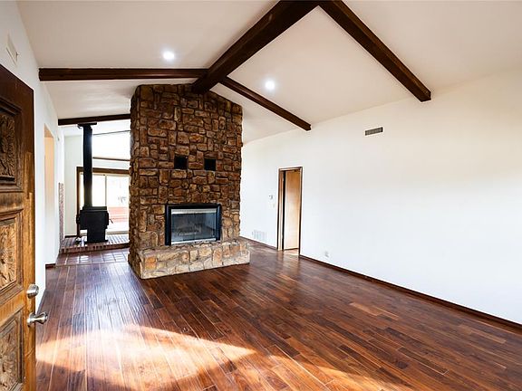 2nd image of 19 Russell Rd