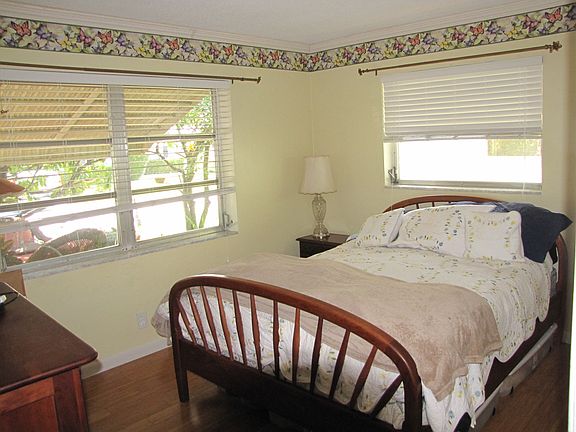 Guest bedroom, queen bed