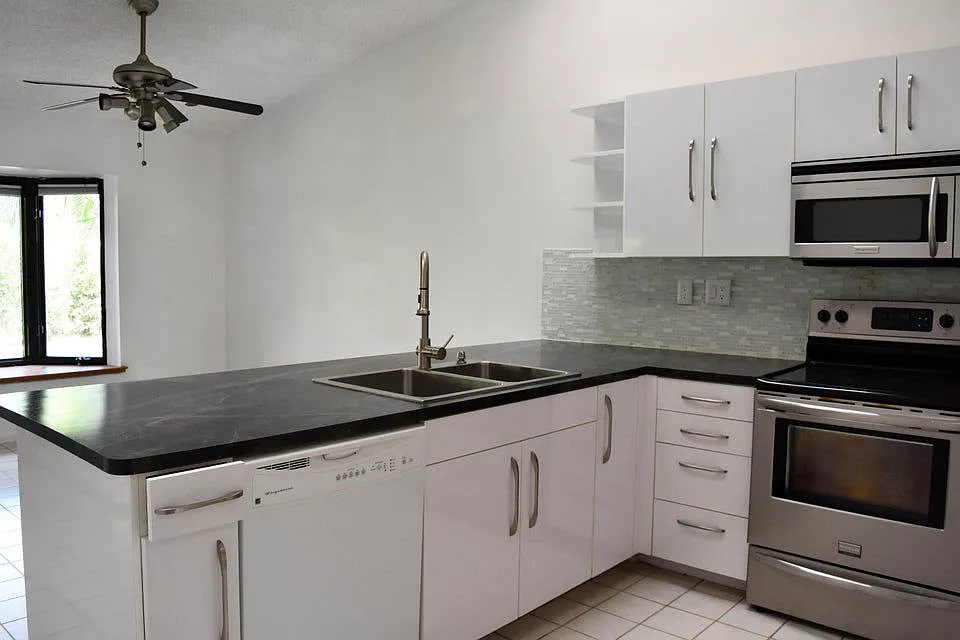 3 bed, 2.0 bath, $3,200 — Photo 2