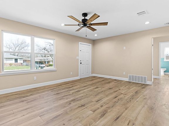2nd image of 209 W Victory Ave