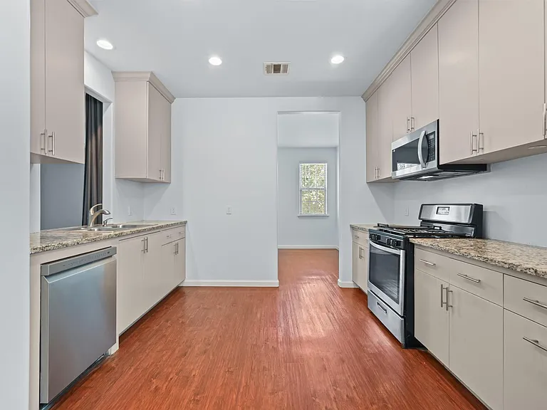330 Howard Ln — Photo 12