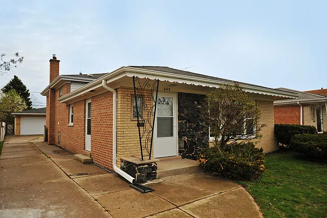 645 Saginaw Ave photo 1