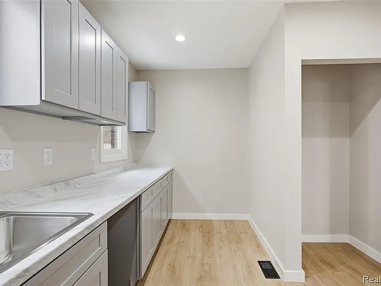 14615-14617 Winthrop St — Photo 21