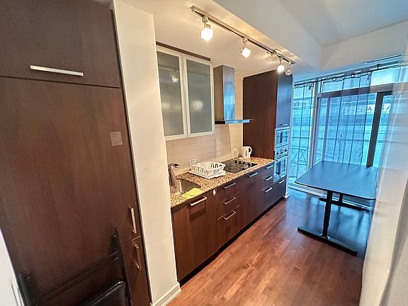 4th image of 14 York St #701B