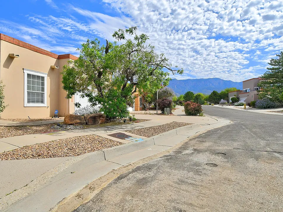 5607 Bosque Vista Dr NE