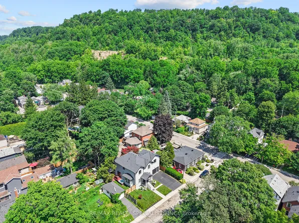 24 Peel St N, Dundas, ON L9H 2Z9