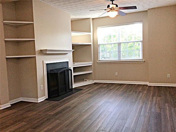 4th image of 318 Village Cir