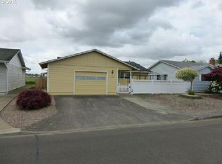 2008 Santiam Dr, Woodburn, OR 97071