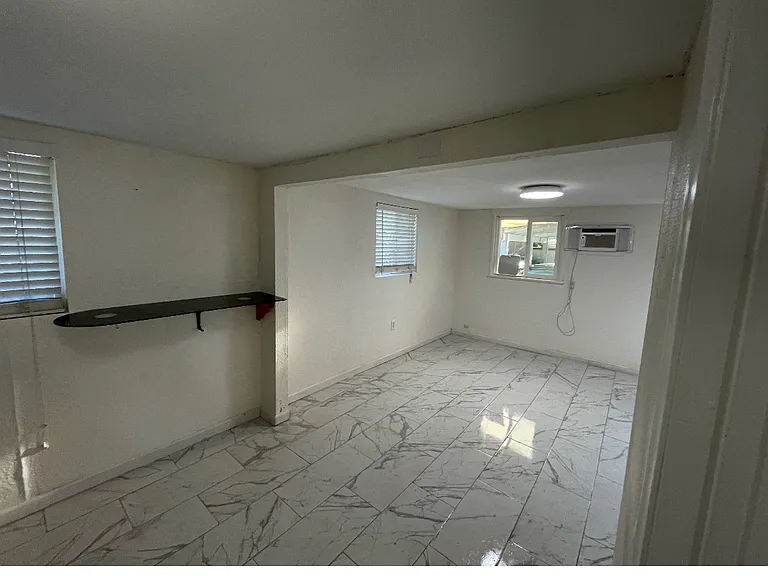 523 Brookside Ave — Photo 2