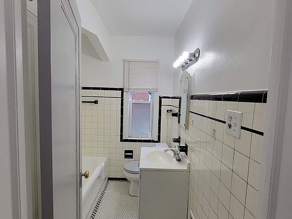 4th image of 15491 Sussex St