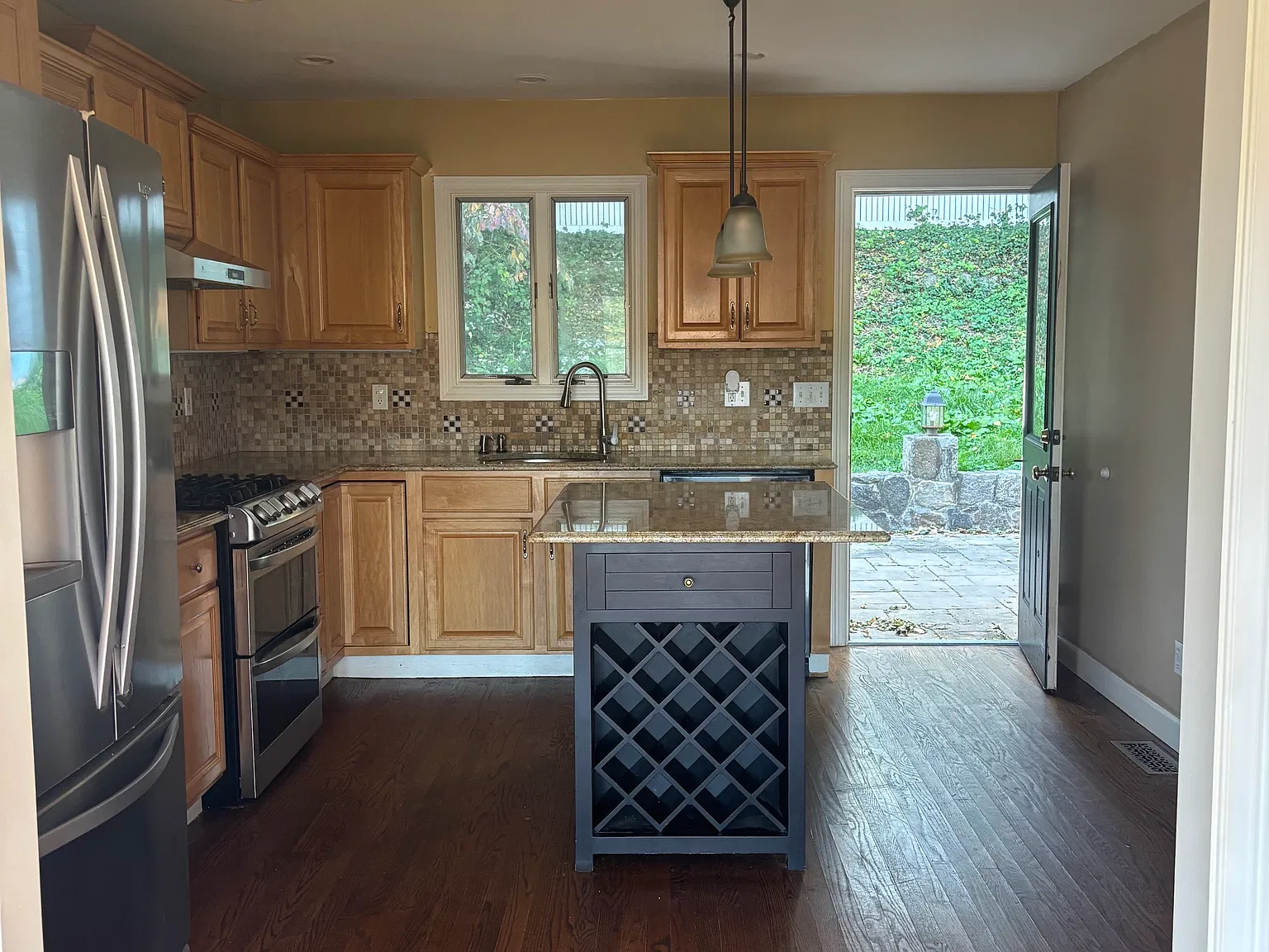 3 bed, 3.5 bath, 2452 sqft, $6,500 — Photo 3