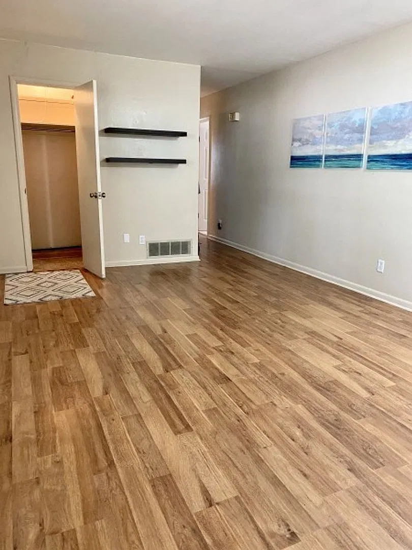 91.1 - 225 S. Benjamin — Photo 2