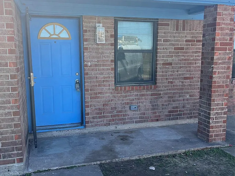 402 Thompson Dr — Photo 3