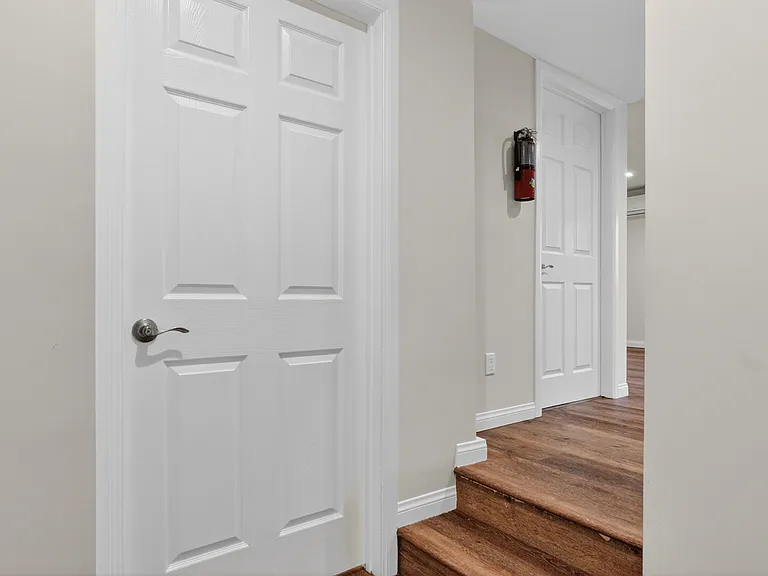 4711 Tyrone Ave — Photo 42