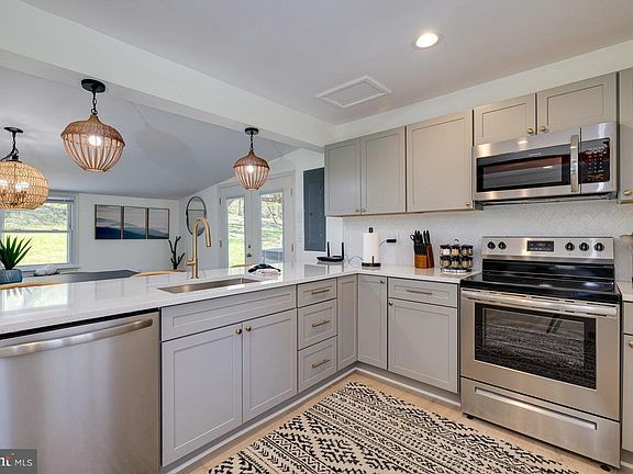4th image of 67 Duck Pond Ln