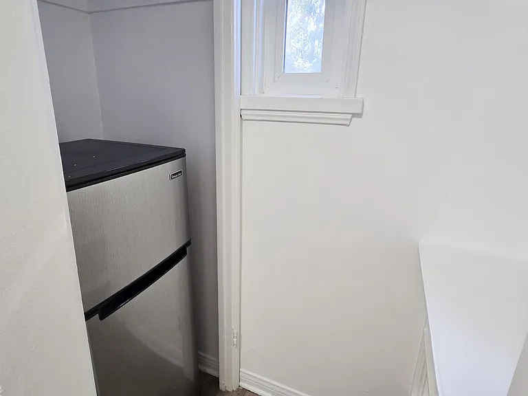 621 Midvale Avenue — Photo 12