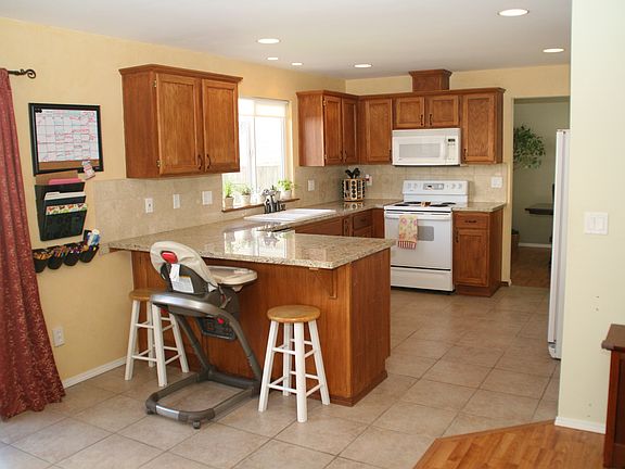 Kitchen & Eating Area