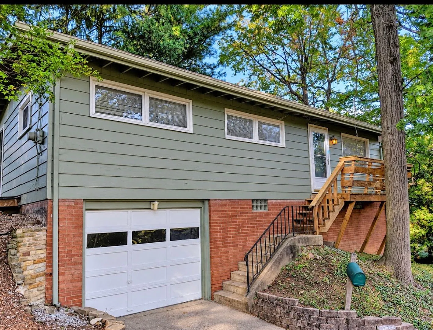 Three bedroom one bathroom raised ranch home — Photo 1