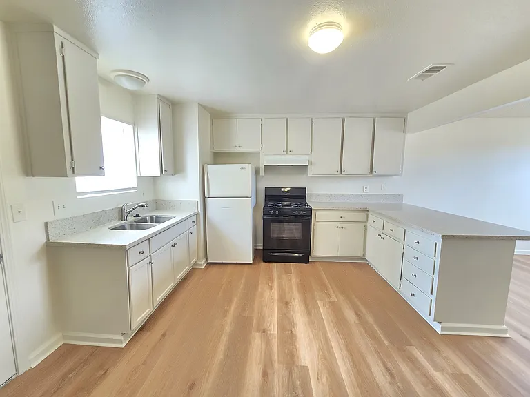 9825 N Loop Blvd #B — Photo 2