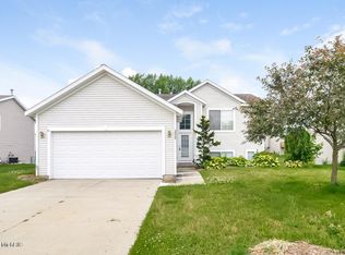 3036 Woodglen St NW, Grand Rapids, MI 49504