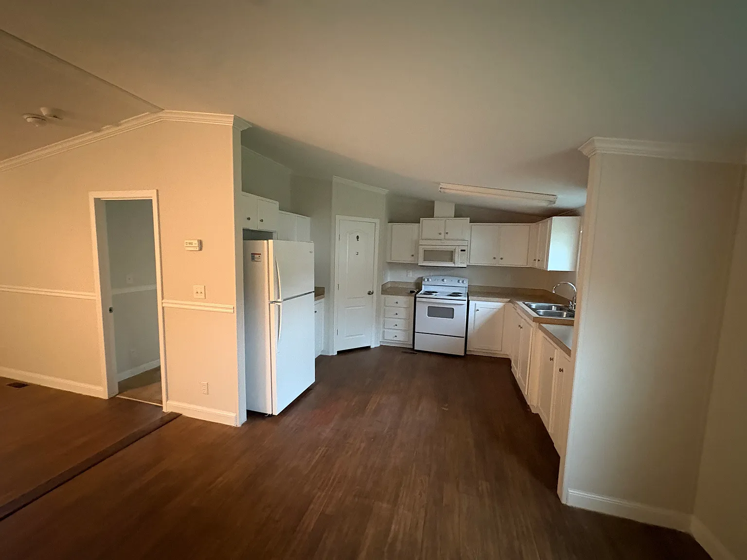 3 bed, 1404 sqft, $2,000 — Photo 2