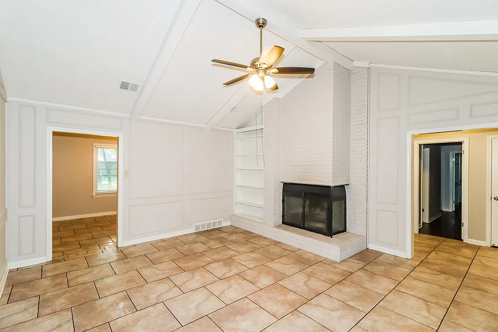 4 bed, 2.5 bath, 2100 sqft, $2,010 — Photo 3