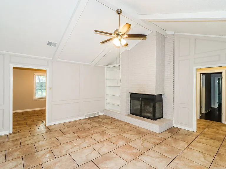 2209 Burlingate Dr — Photo 3