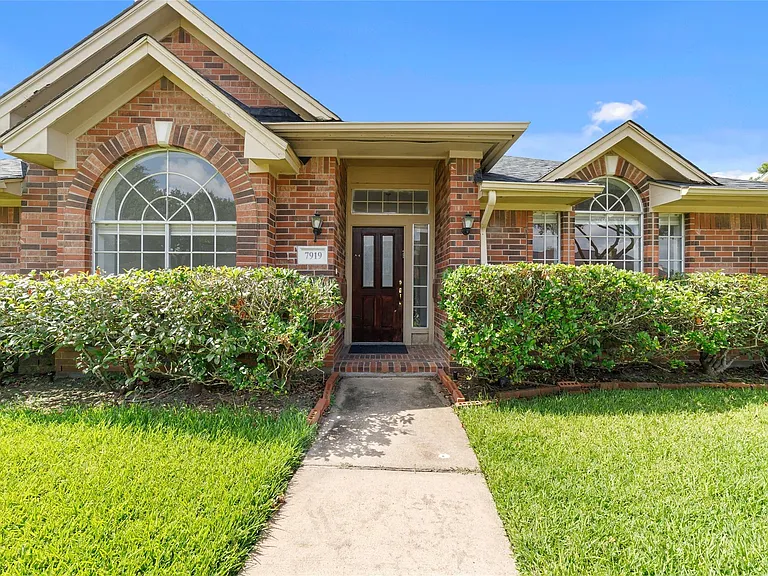 7919 Quail Meadow Dr — Photo 2