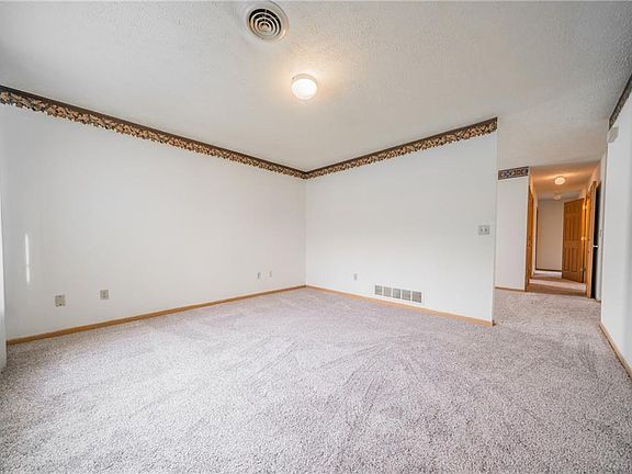 4th image of 242 Morgan Ave
