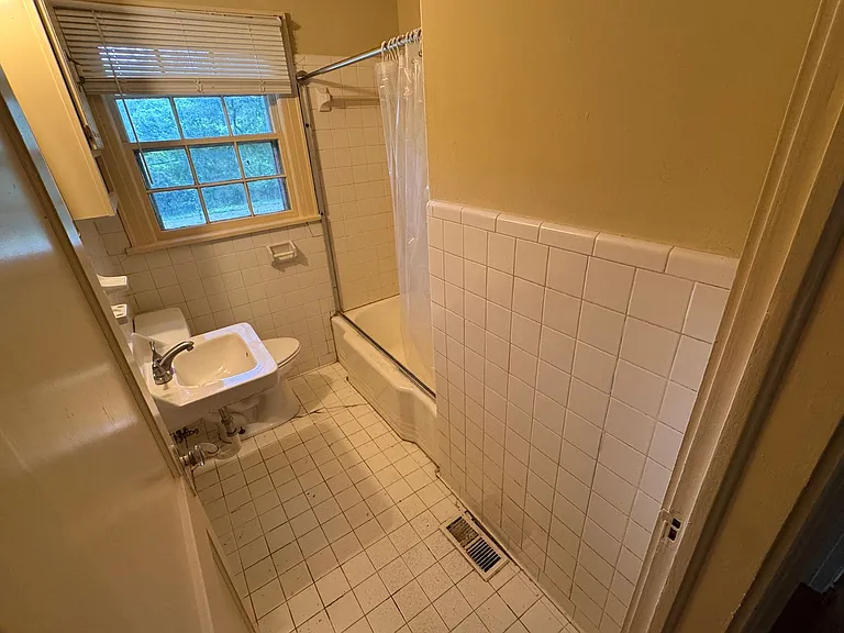 312 Roswell Ave SE — Photo 7
