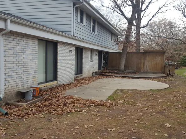 716 Saint Johns Dr, Delafield, WI 53018