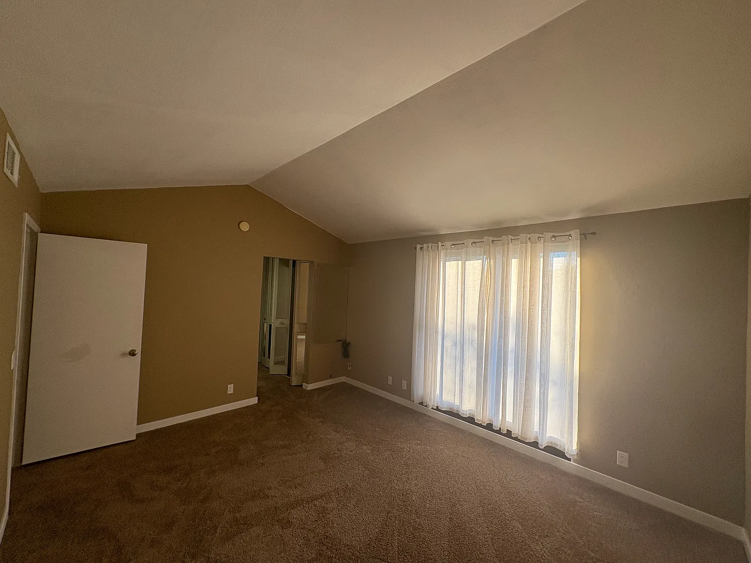 4 bed, 1995 sqft, $1,600 — Photo 2