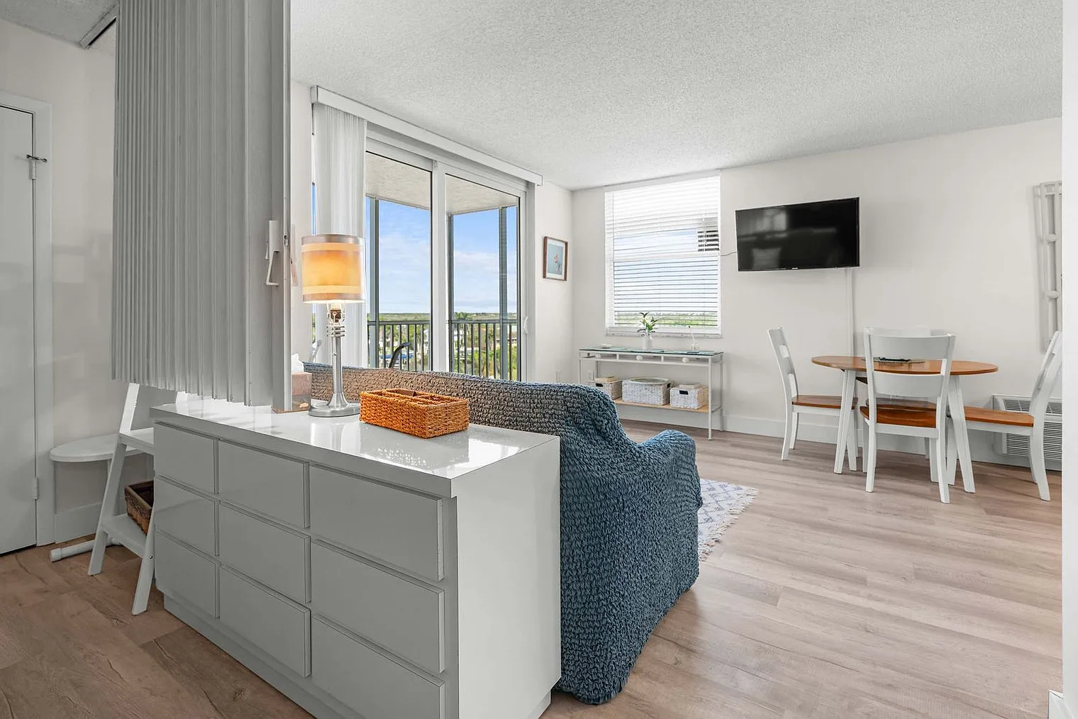 1 bed, 1.0 bath, 505 sqft, $2,702 — Photo 2