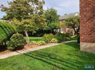 909 River Rd, Teaneck, NJ 07666