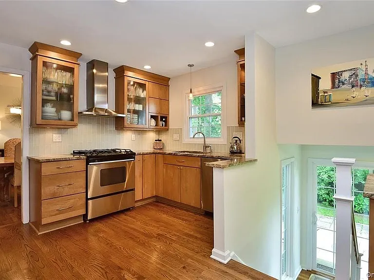 9 Franklin Ave — Photo 12