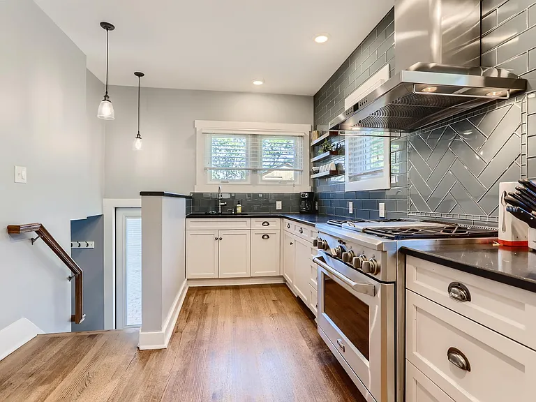 860 Adams St — Photo 12