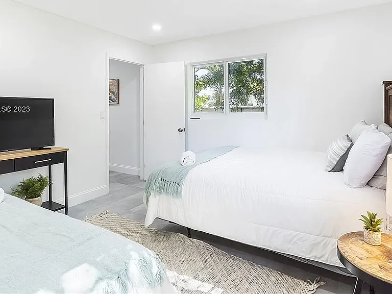 319 SW 12th Ct #3 — Photo 6
