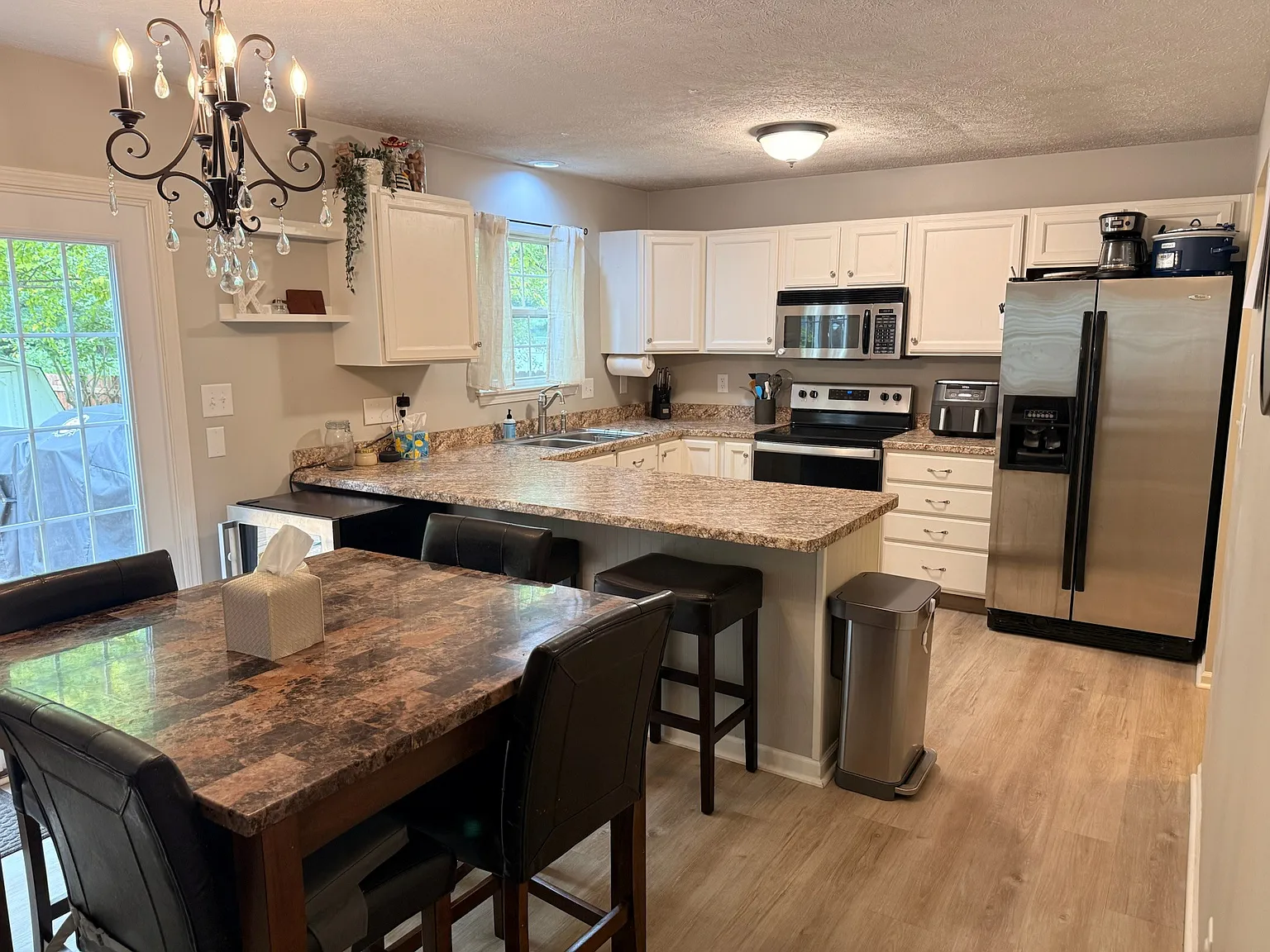 3 bed, 2.5 bath, 2688 sqft, $3,100 — Photo 4